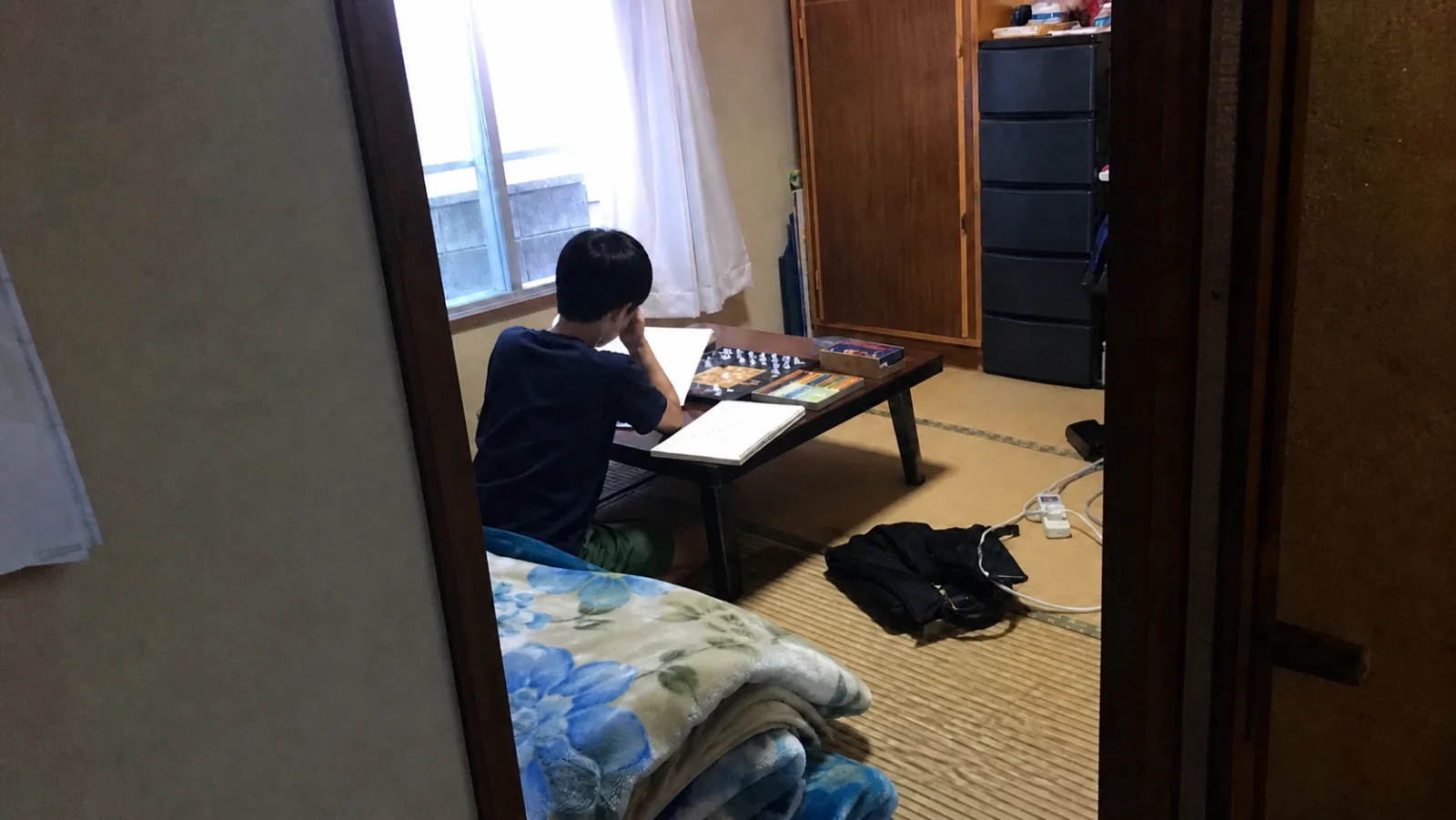 本やスケッチブック、ボードゲームから自分で過ごし方を選ぶ活動イメージ