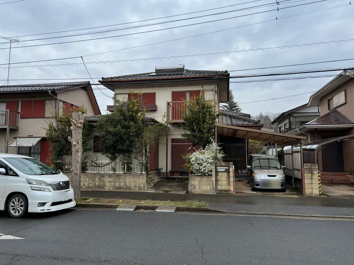 植栽とブロック塀が残る改修前の建物外観