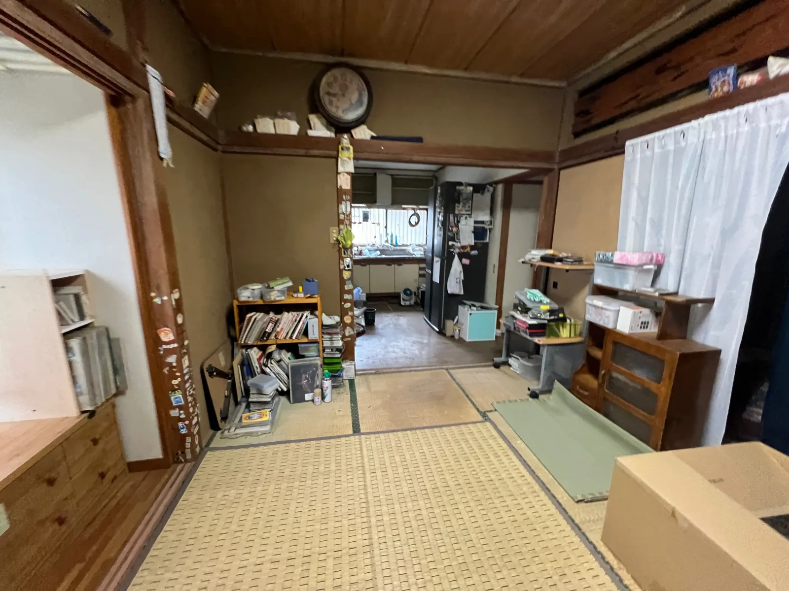 生活用品が残る改修前の広い和室